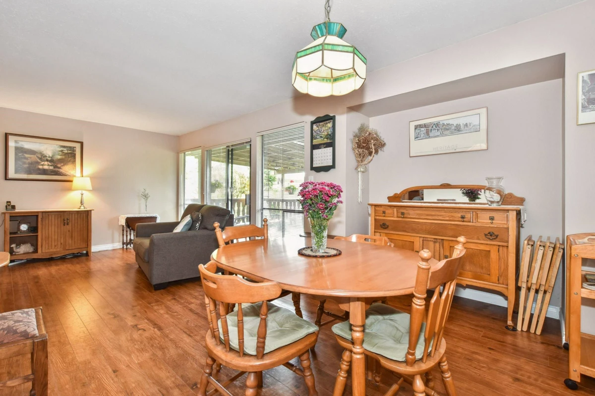 Kitchen Island Photo of 32438 Badger Avenue, Mission, BC