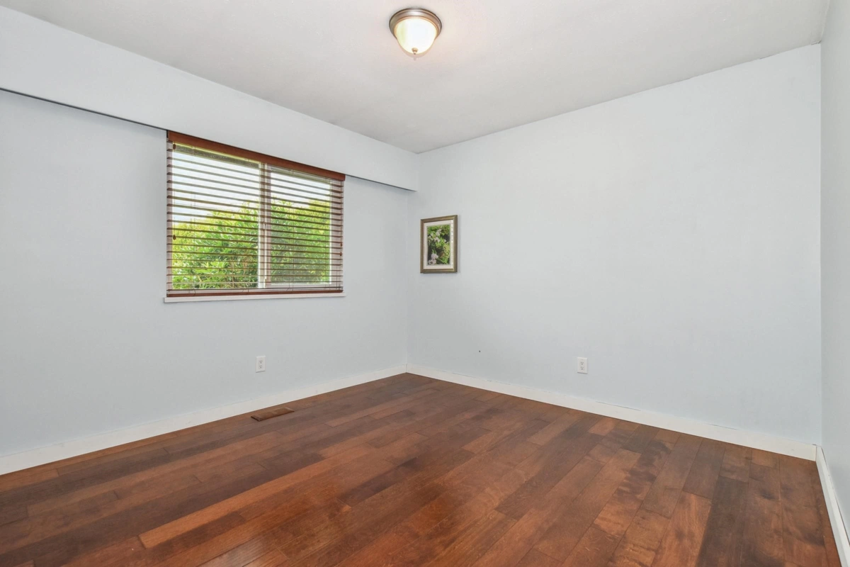 Powder Room Photo of 32438 Badger Avenue, Mission, BC
