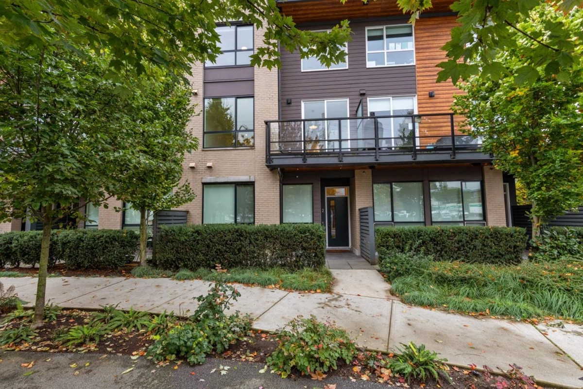 Backyard Photo of 2 533 E 3rd Street, North Vancouver, BC