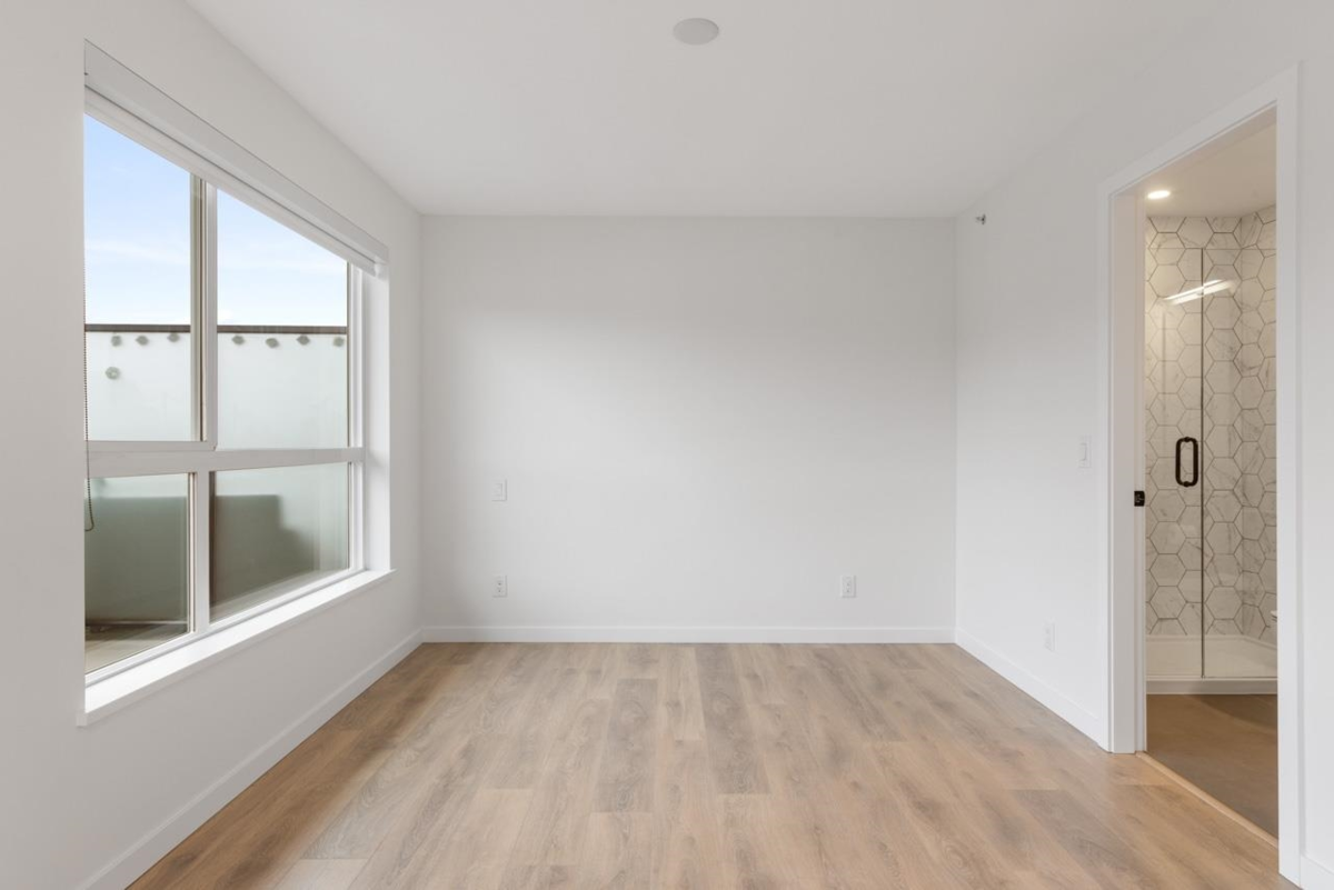 Bedroom 3 Photo of 2 533 E 3rd Street, North Vancouver, BC