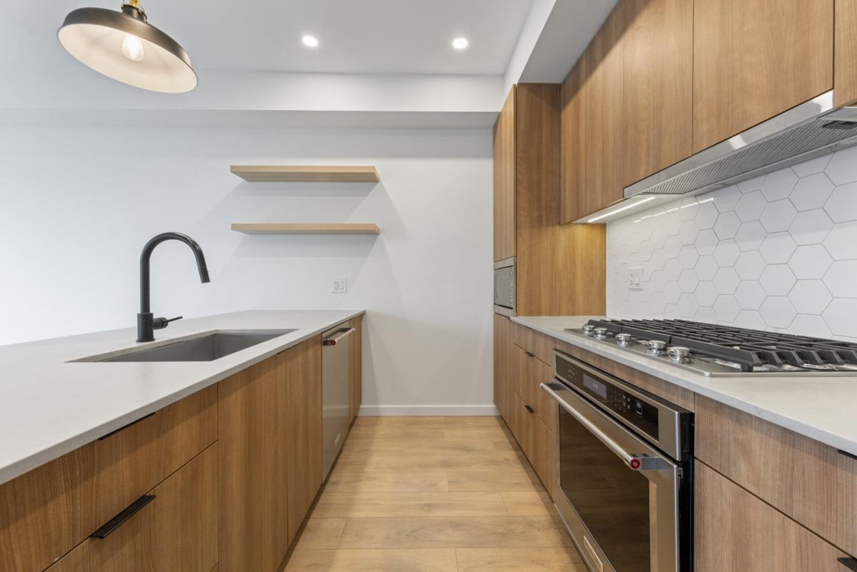 Breakfast Nook Photo of 2 533 E 3rd Street, North Vancouver, BC