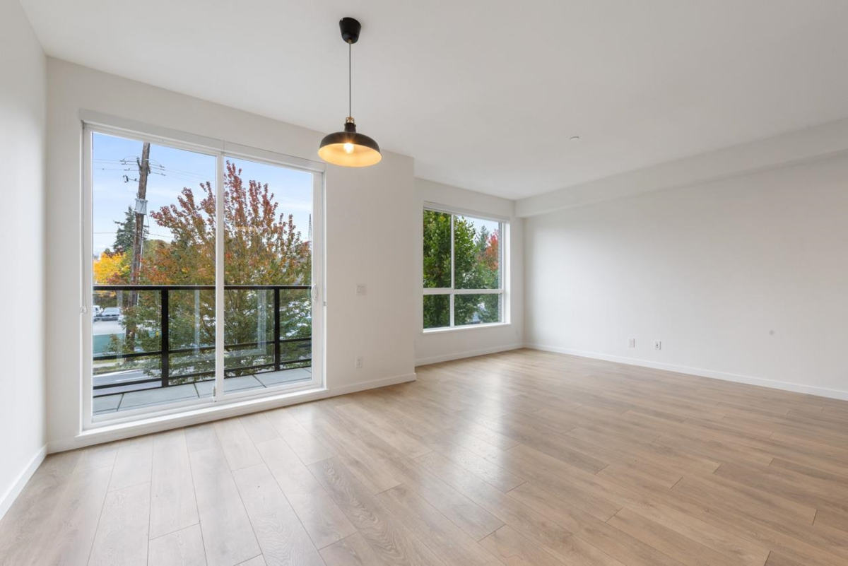 Kitchen Island Photo of 2 533 E 3rd Street, North Vancouver, BC