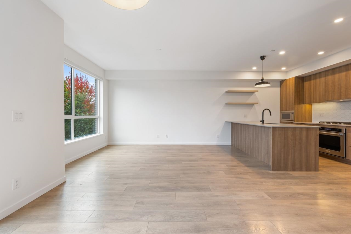 Kitchen Photo of 2 533 E 3rd Street, North Vancouver, BC
