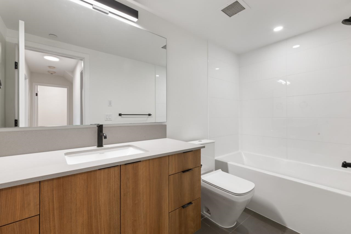 Mudroom Photo of 2 533 E 3rd Street, North Vancouver, BC