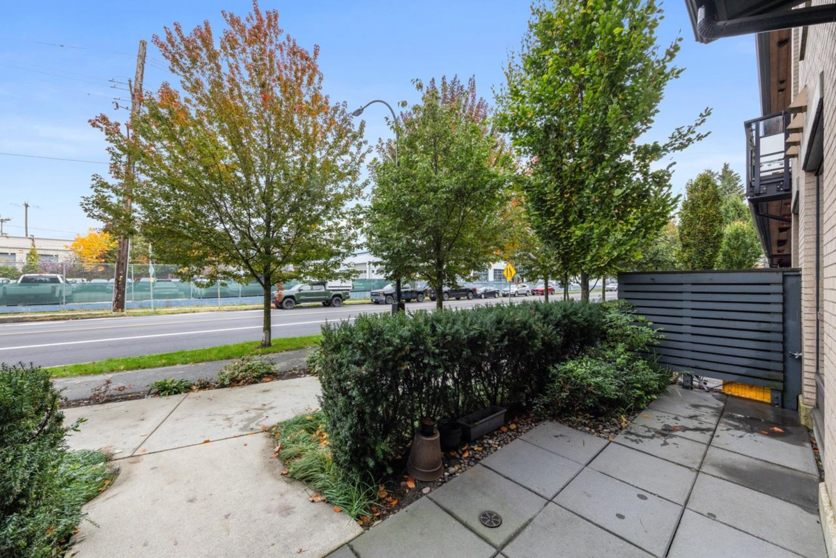 Outdoor Deck Photo of 2 533 E 3rd Street, North Vancouver, BC