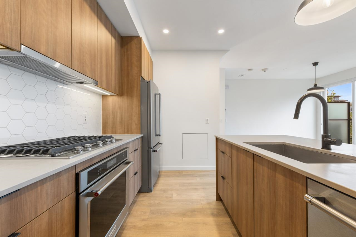 Primary Bedroom Photo of 2 533 E 3rd Street, North Vancouver, BC