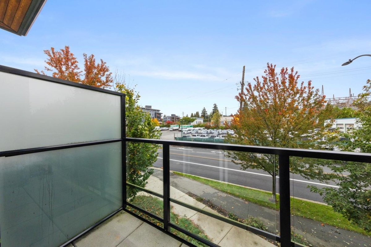 Walk-In Closet Photo of 2 533 E 3rd Street, North Vancouver, BC