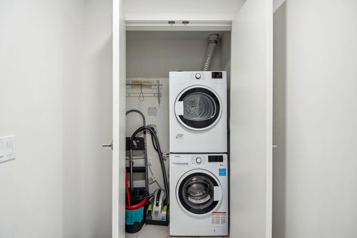 Entry Foyer Photo of 602 180 E 2nd Avenue, Vancouver, BC
