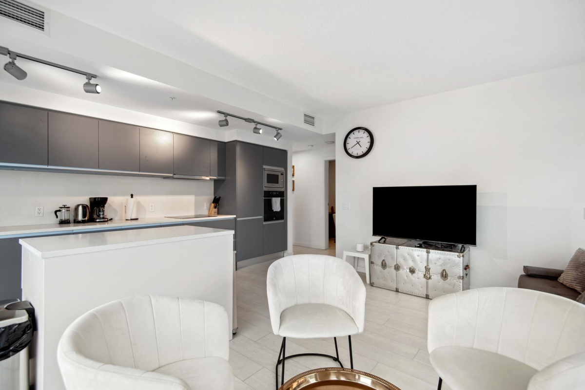 Kitchen Island Photo of 602 180 E 2nd Avenue, Vancouver, BC