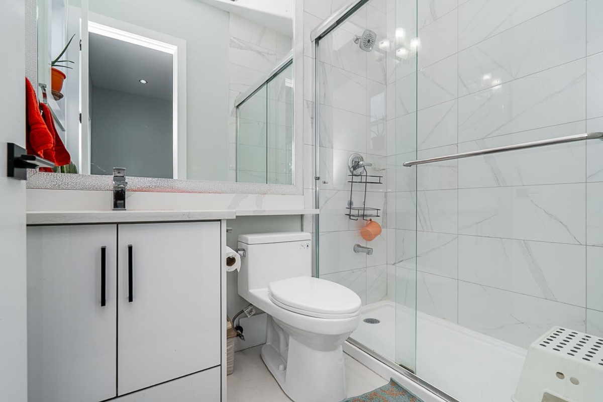 Guest Bathroom Photo of 14271 Grosvenor Road, Surrey, BC