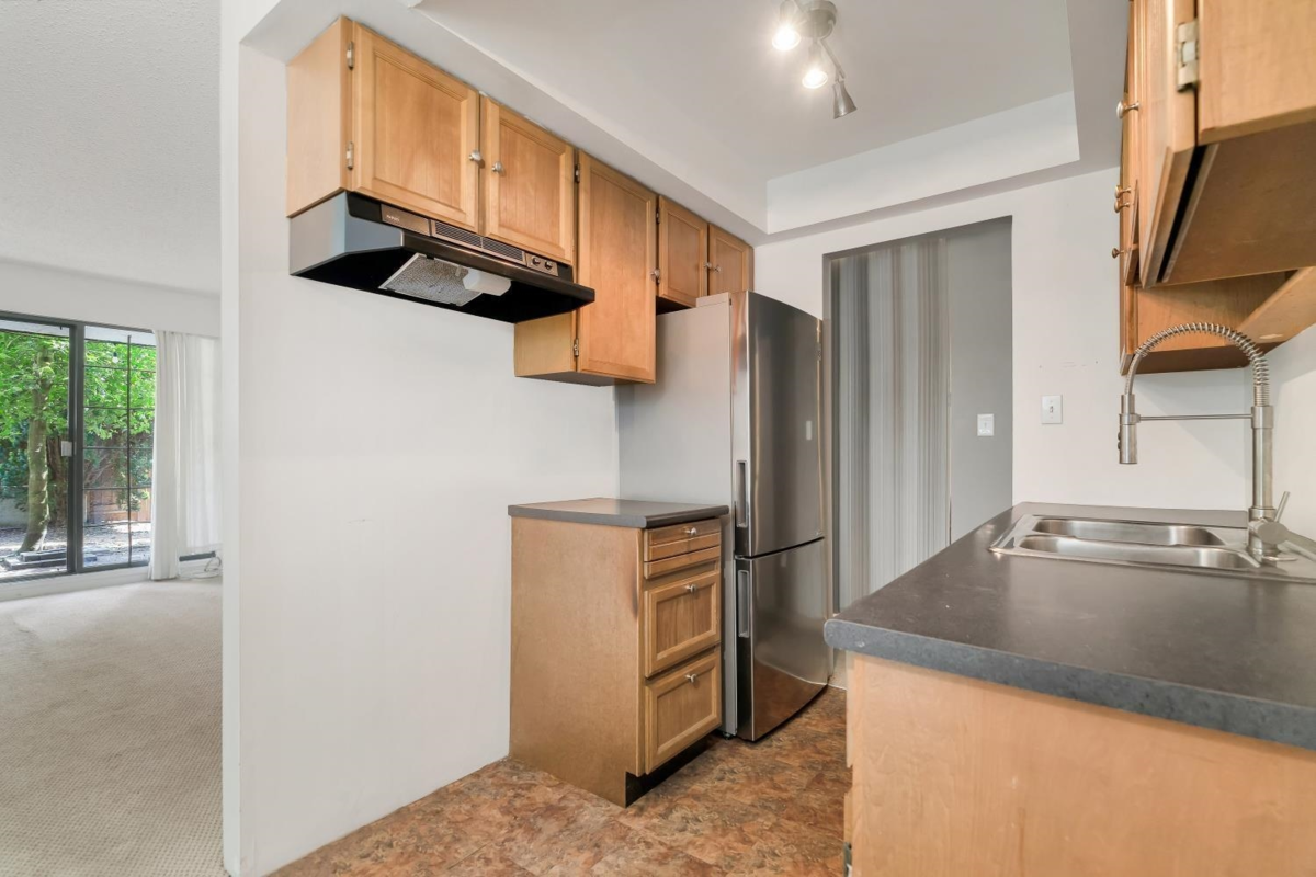 Kitchen Island Photo of 105 1330 Martin Street, White Rock, BC