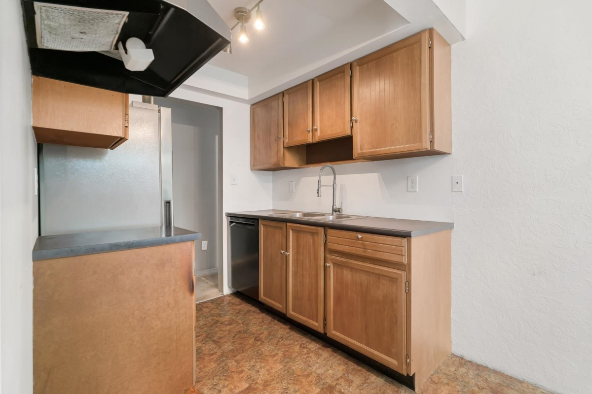 Kitchen Photo of 105 1330 Martin Street, White Rock, BC