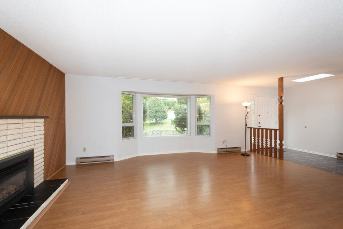 Kitchen Island Photo of 1285 Lucking Place, North Vancouver, BC