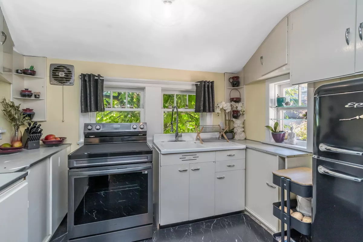 Guest Bathroom Photo of 33026 2 Avenue, Mission, BC