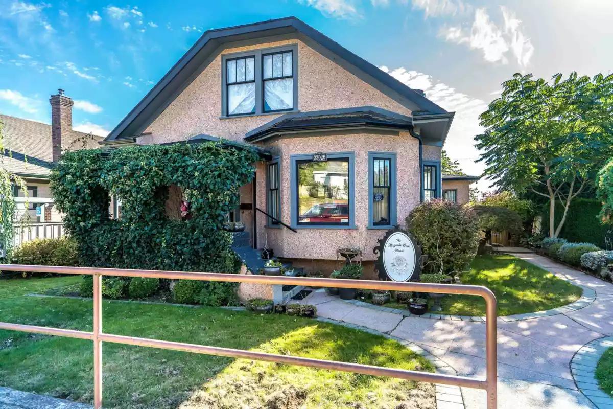 Living Room Photo of 33026 2 Avenue, Mission, BC