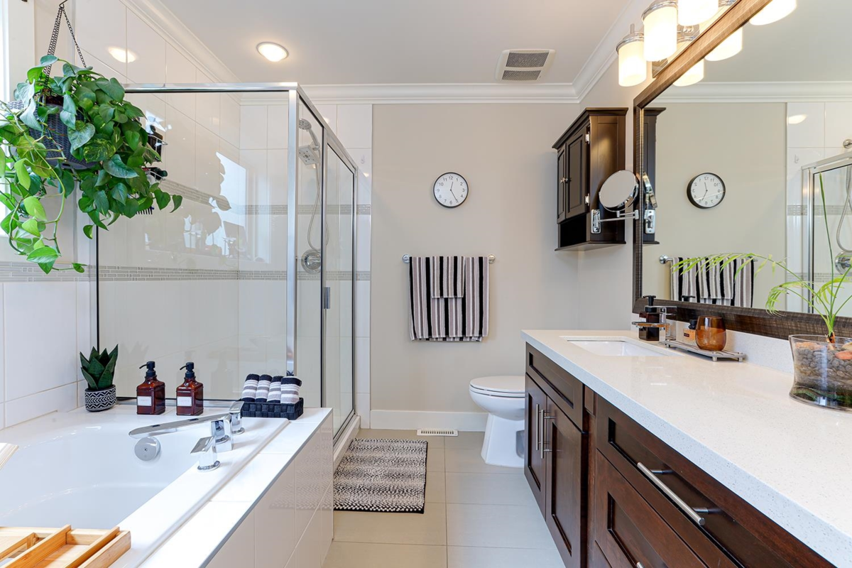 Hallway Photo of 3968 Robin Place, Port Coquitlam, BC