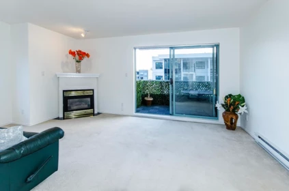 206 1085 W 17th Street, North Vancouver, BC