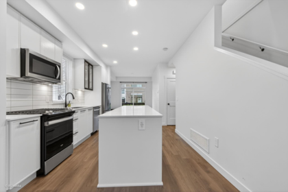 Kitchen Island Photo of 71 2774 Montrose Avenue, Abbotsford, BC