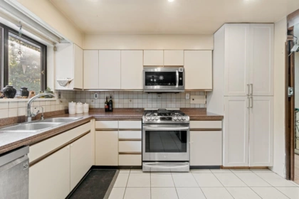 Kitchen Island Photo of 3278 Coy Avenue, Coquitlam, BC
