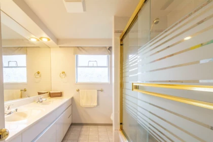 Guest Bathroom Photo of 4810 Fairlawn Drive, Burnaby, BC