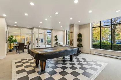 Entry Foyer Photo of 1701 15 E Royal Avenue, New Westminster, BC