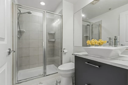 Primary Bathroom Photo of 1701 15 E Royal Avenue, New Westminster, BC