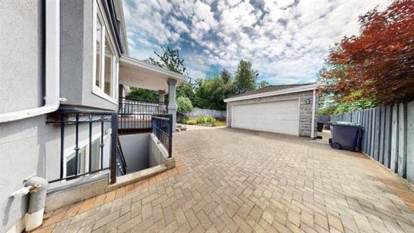 Garden / Landscaping Photo of 467 W Kings Road, North Vancouver, BC