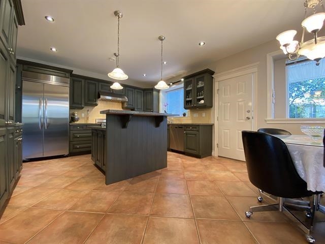 Kitchen Island Photo of 467 W Kings Road, North Vancouver, BC