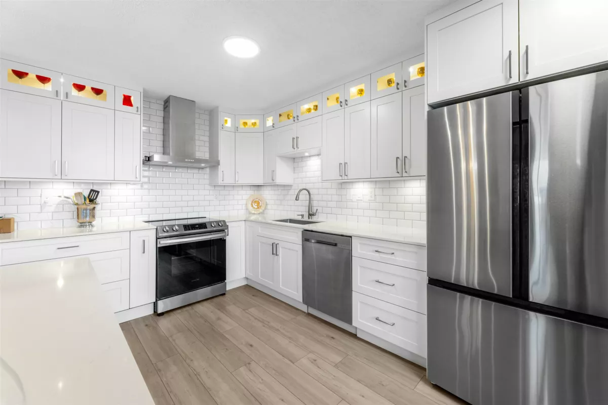 Kitchen Island Photo of 801 11910 80 Avenue, Delta, BC