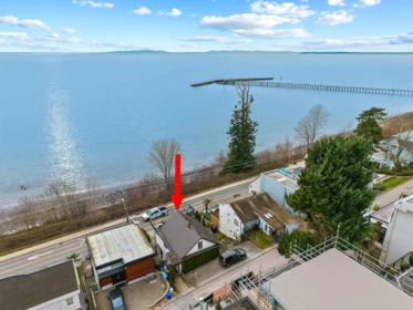 Kitchen Photo of 15289 Marine Drive, White Rock, BC