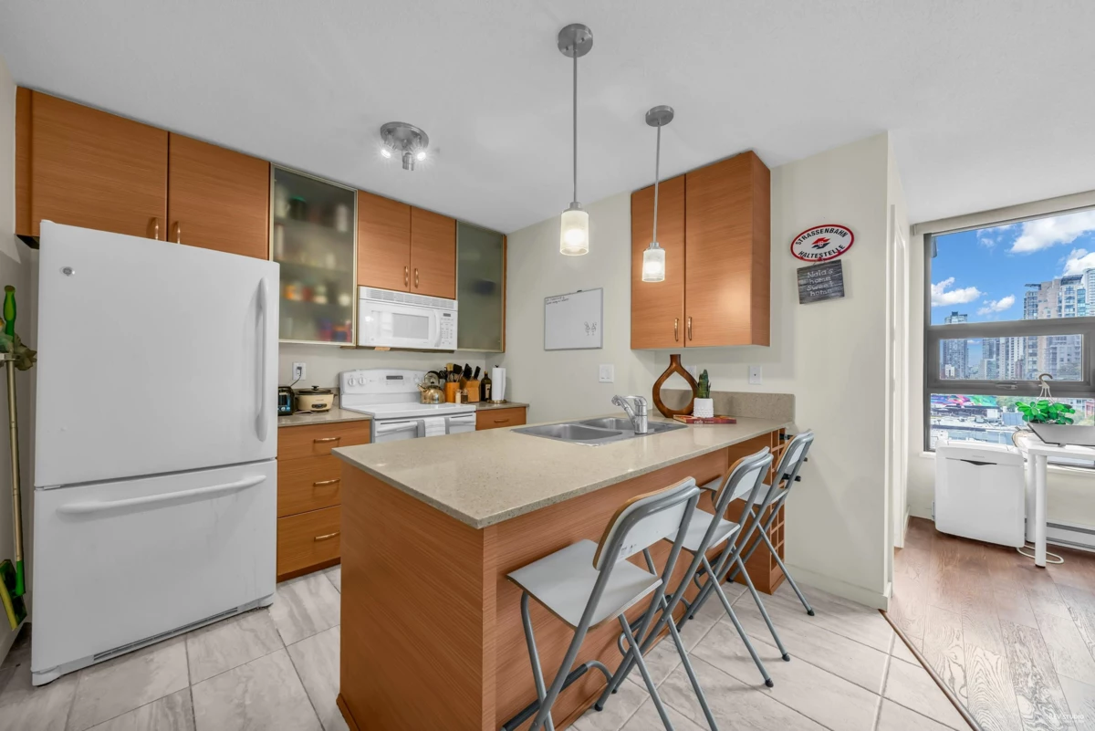 Kitchen Island Photo of 1001 928 Homer Street, Vancouver, BC