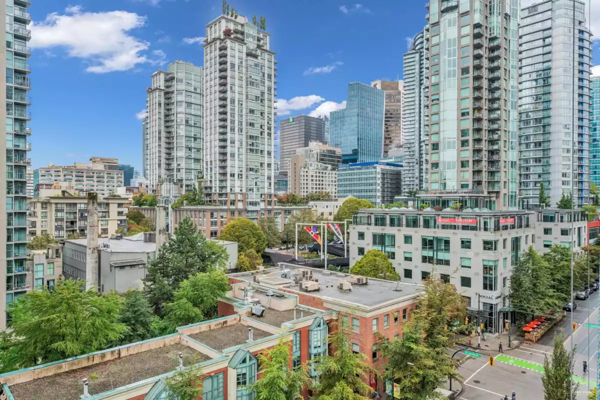 Kitchen Photo of 1001 928 Homer Street, Vancouver, BC