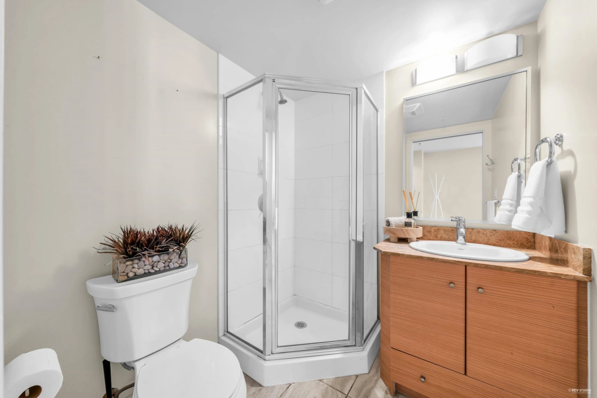 Powder Room Photo of 1001 928 Homer Street, Vancouver, BC