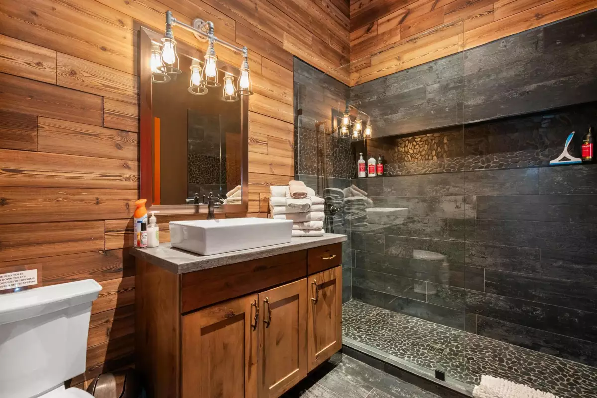 Guest Bathroom Photo of 14710 Parkview Avenue, Sunshine Valley, BC