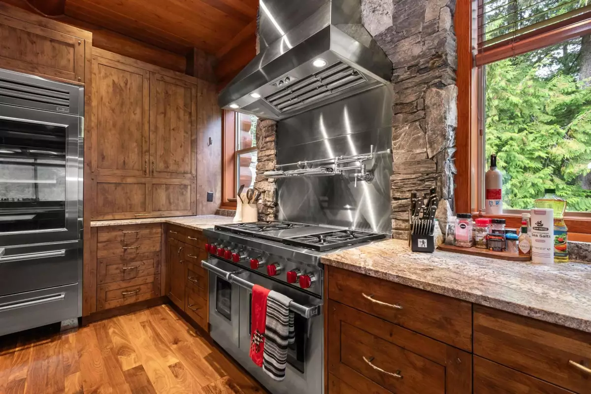 Walk-In Closet Photo of 14710 Parkview Avenue, Sunshine Valley, BC