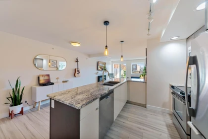 Kitchen Island Photo of 202 14955 Victoria Avenue, White Rock, BC