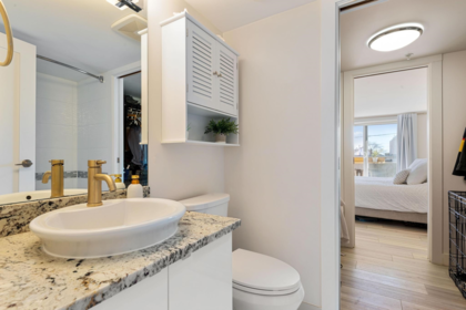 Primary Bathroom Photo of 202 14955 Victoria Avenue, White Rock, BC