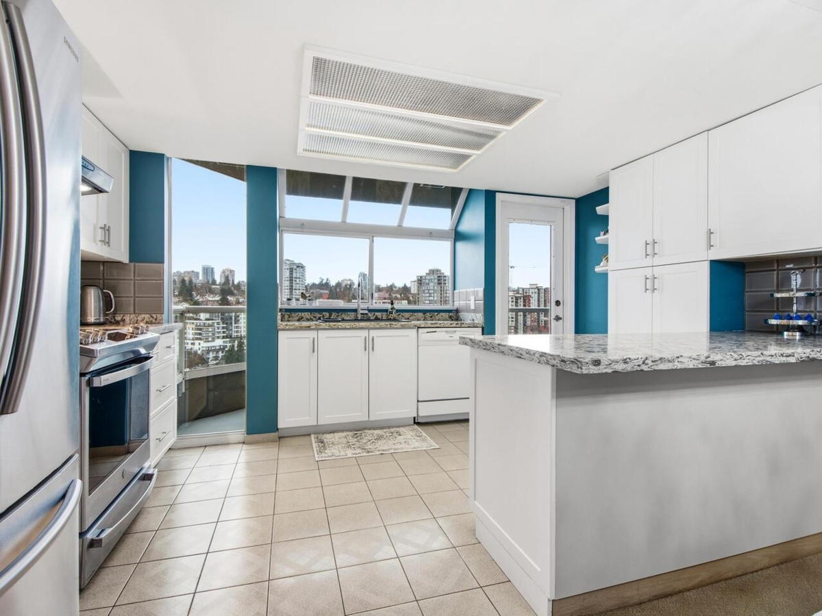 Kitchen Island Photo of 1602 1135 Quayside Drive, New Westminster, BC
