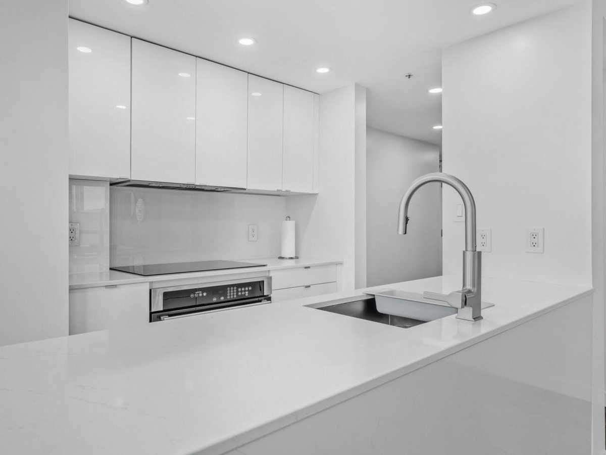 Dining Area Photo of 1007 1188 Howe Street, Vancouver, BC