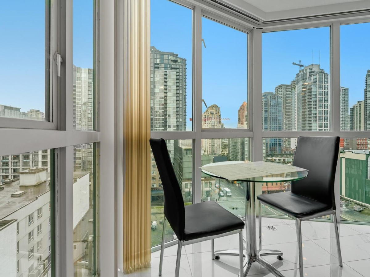 Kitchen Island Photo of 1007 1188 Howe Street, Vancouver, BC