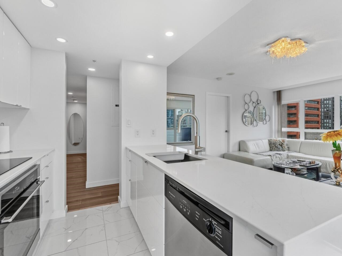 Kitchen Photo of 1007 1188 Howe Street, Vancouver, BC