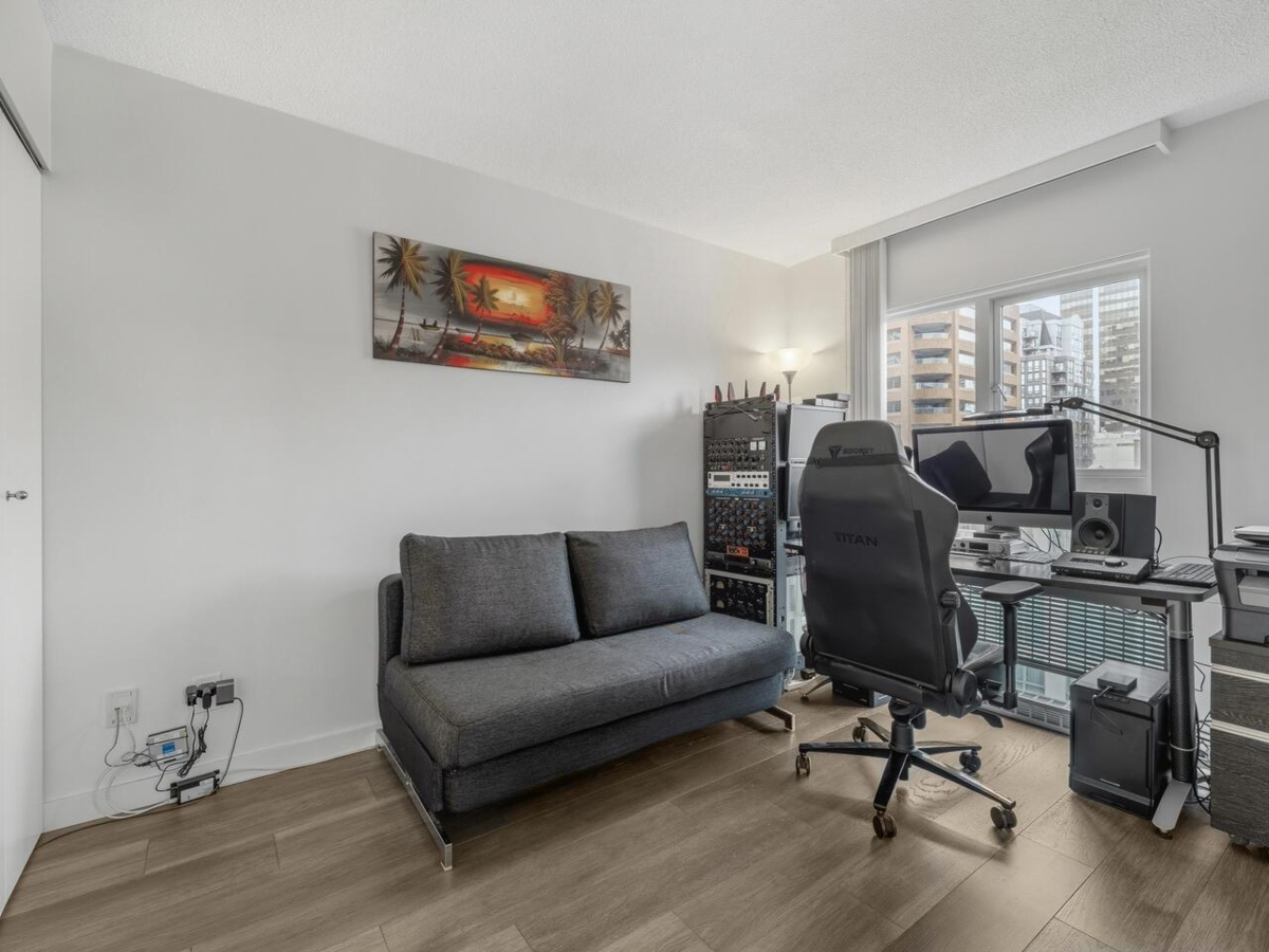 Powder Room Photo of 1007 1188 Howe Street, Vancouver, BC