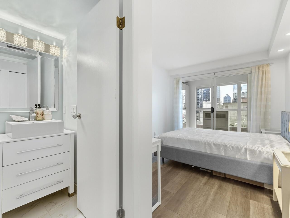 Walk-In Closet Photo of 1007 1188 Howe Street, Vancouver, BC