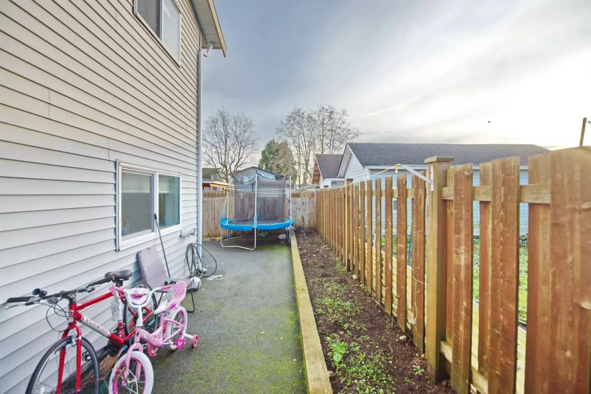 Swimming Pool Photo of 7681 125 Street, Surrey, BC