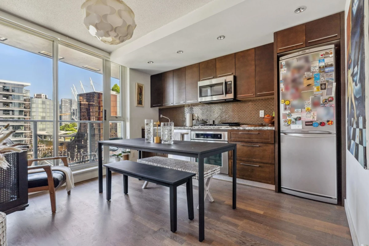 Kitchen Island Photo of 1701 918 Cooperage Way, Vancouver, BC