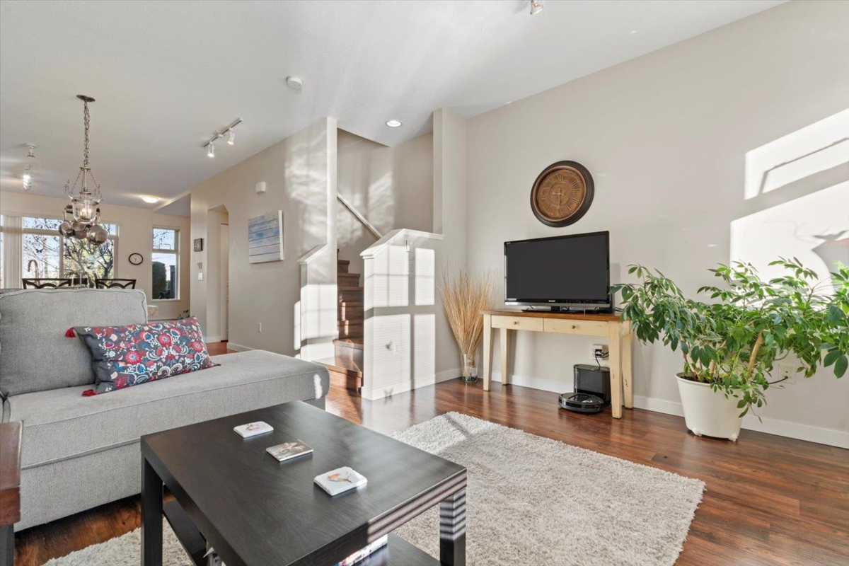 Kitchen Island Photo of 36 31125 Westridge Place, Abbotsford, BC