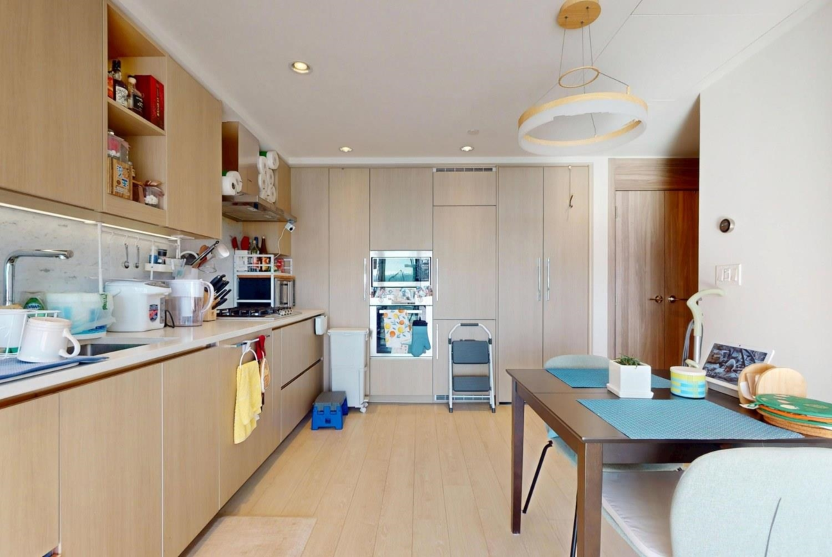 Walk-In Closet Photo of 1512 4730 Lougheed Highway, Burnaby, BC