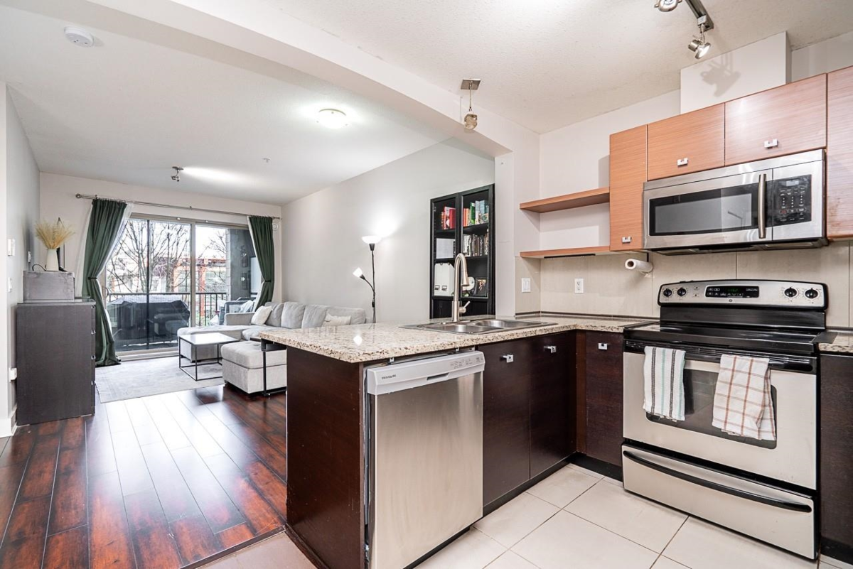 Kitchen Photo of 233 6628 120 Street, Surrey, BC