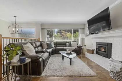 Kitchen Island Photo of 19745 38a Avenue, Langley, BC