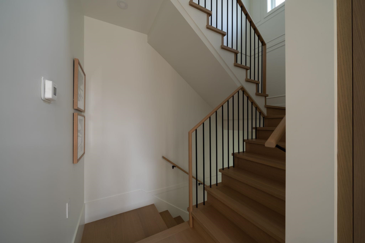 Laundry Room Photo of 2 864 E 16th Avenue, Vancouver, BC